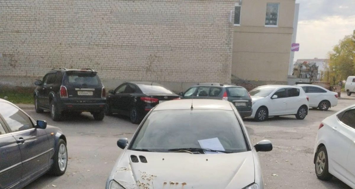 Во дворах Волжского выявили семь бесхозных автомобилей