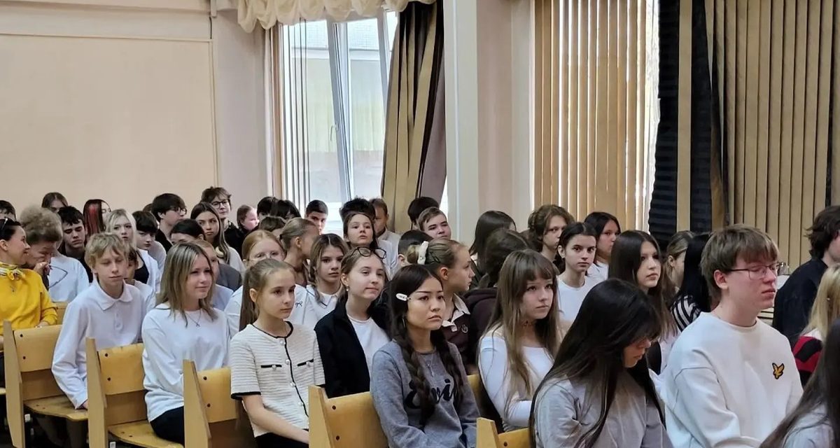 Спасатели научили гимназистов Волжского проводить сердечно-лёгочную реанимацию