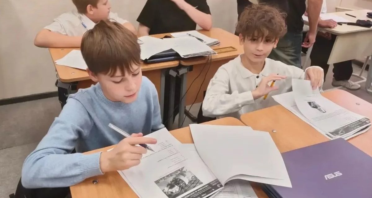 Шестиклассники из «космического» класса школы имени Королёва написали диктант о космосе