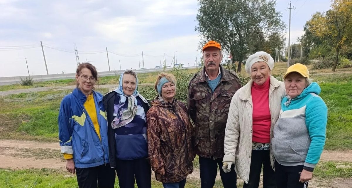 Ветераны Волжского высадили 10 елей и 10 туй до старта месячника