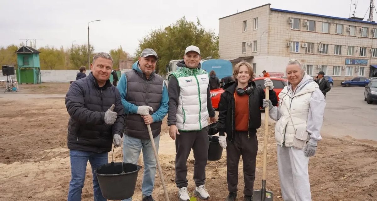 Тысячи волжан вышли на субботник, а на месте будущего сквера высадили 50 клёнов
