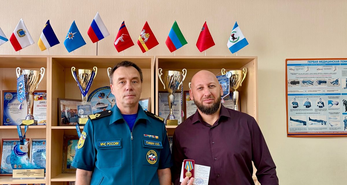 Сергей Якшин спас двух девочек, провалившихся под лёд, и получил медаль