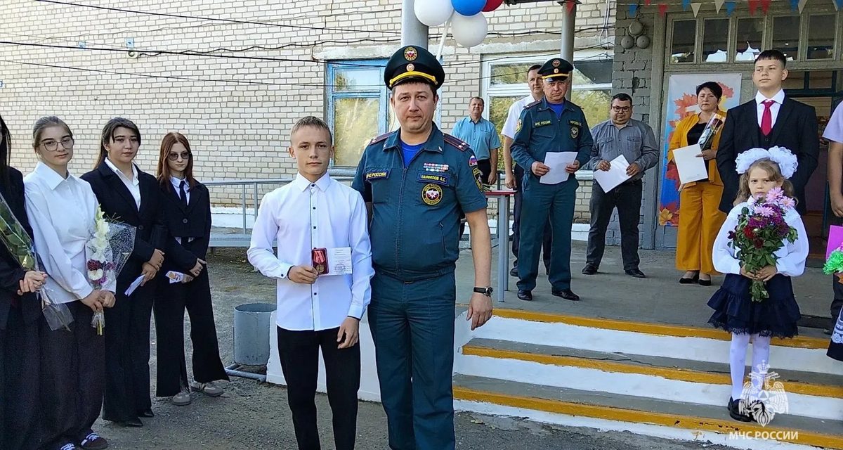 В Иловлинском районе сосед и его 15-летний пасынок спасли из огня троих детей и взрослого