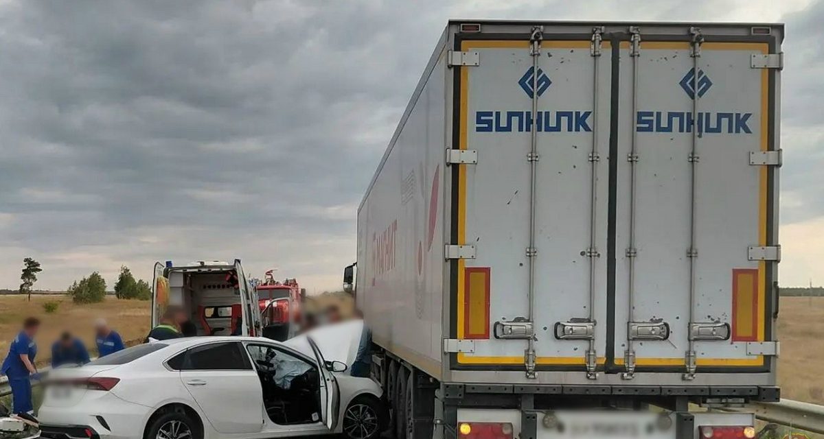 Молодой водитель и подросток пострадали в лобовом столкновении на трассе под Камышином