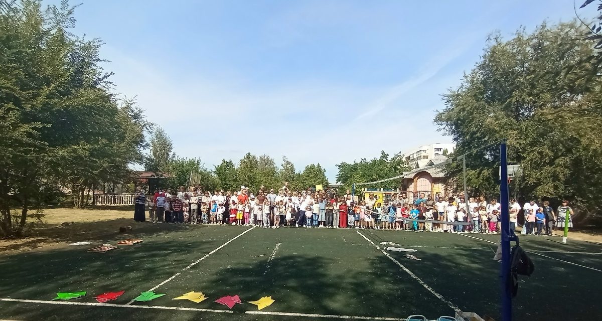 В Волжском больше 120 детей и взрослых сыграли в семейную игру с фишками и призами