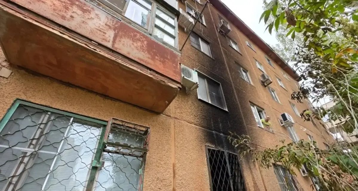 Соседи вовремя заметили пожар в квартире в Волжском, двоих пострадавших госпитализировали