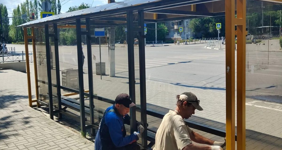 В Волжском вандалы разбили 15 остановок, новое стекло стоит до 20 тысяч рублей